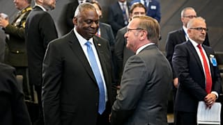 Bei einem Treffen der Verteidigungsminister in Brüssel tauschen sich US-Verteidigungsminister Lloyd und sein deutscher Amtskollege Pistorius aus