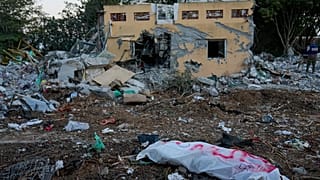 Hamász-fegyveres hullazsákban 2023. október 11-én az izraeli Be'eri kibucban, amelyet előzőleg lerohantak az iszlámista terroszervezet militánsai.
