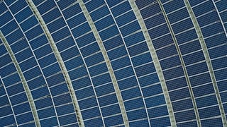 Bir güneş enerjisi uzay çiftliği, dünyanın üzerinde yörüngede dönen dev güneş panellerinden oluşur.