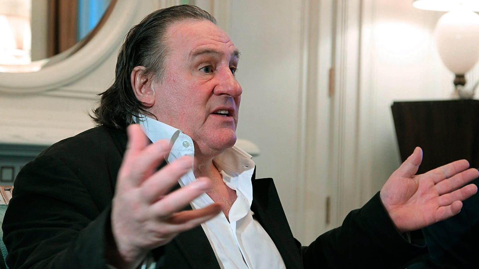 Gerard Depardieu gesztikulál, miközben Vlagyimir Putyinnal beszélget (nem látható) az orosz elnök szocsi rezidenciáján 2013. január 5-én