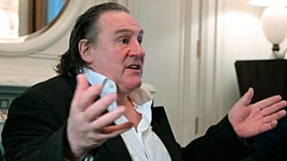 Gerard Depardieu gesztikulál, miközben Vlagyimir Putyinnal beszélget (nem látható) az orosz elnök szocsi rezidenciáján 2013. január 5-én