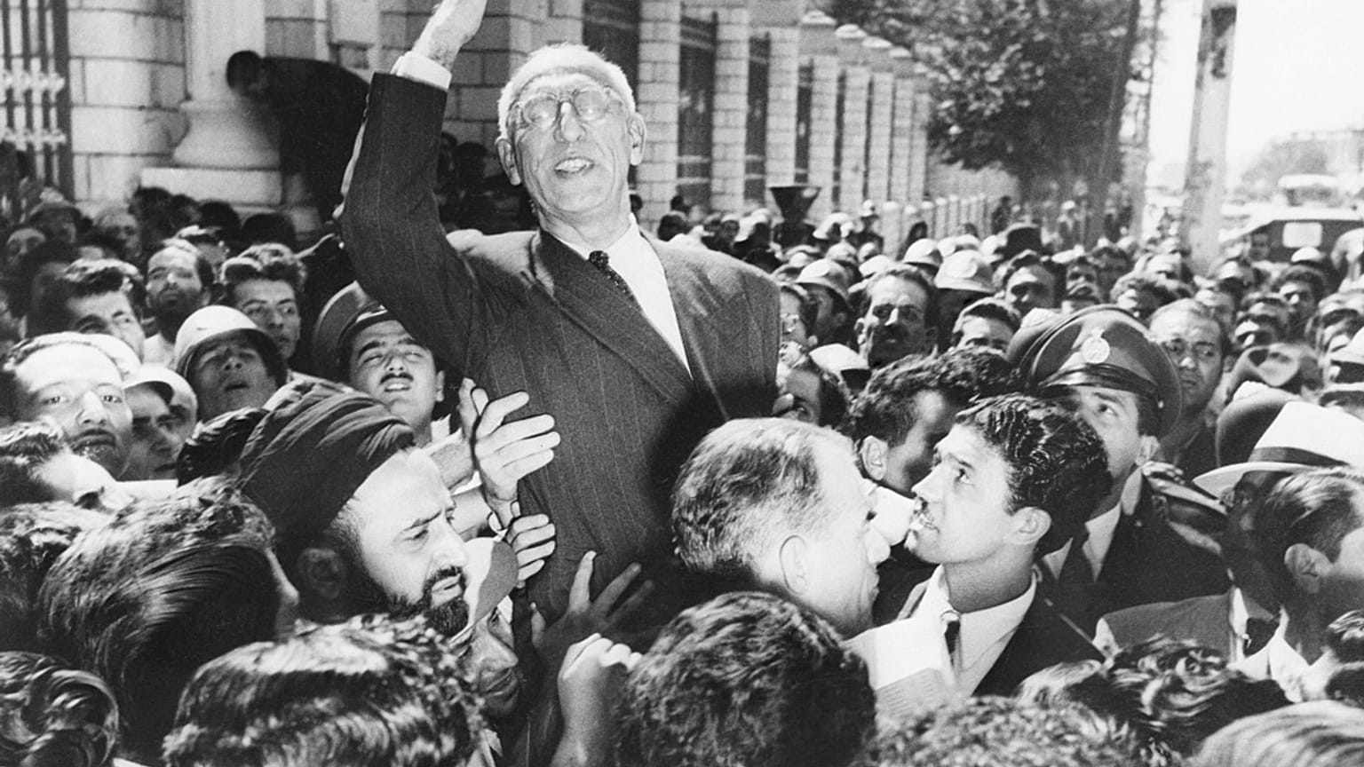 CIA: İran'daki 1953 darbesi demokratik değildi