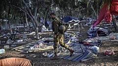 Un soldat israélien patrouille le 12 octobre 2023 sur les lieux où 270 fêtards ont été tués par des militants du Hamas lors du festival de musique Supernova, le 7 octobre 2023