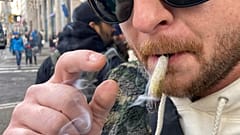 Ben Gilbert, 38, raucht Marihuana in Lower Manhattan vor der ersten legalen Abgabestelle für Freizeitmarihuana in New York am Donnerstag, 29\. Dezember 2022.