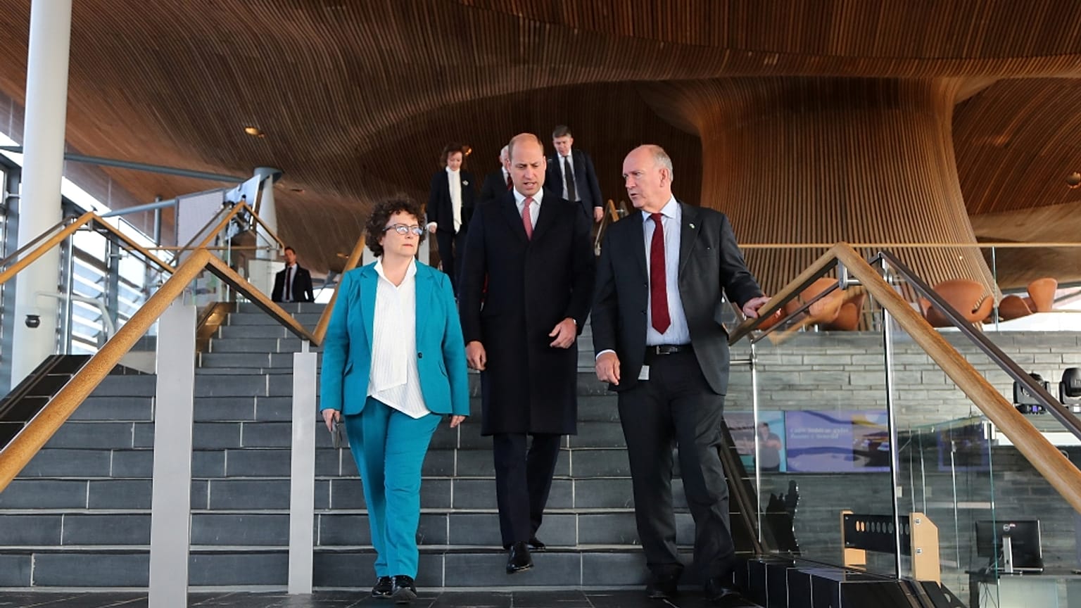 Galler Parlamento Başkanı Elin Jones (solda)