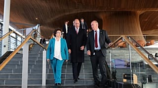 Galler Parlamento Başkanı Elin Jones (solda)