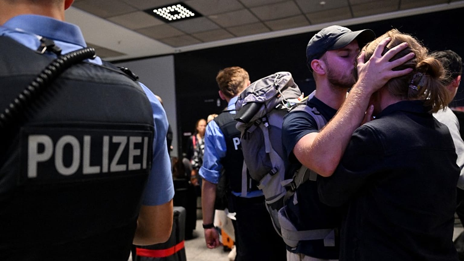 Parenti e amici si riabbracciano al rientro in Europa da Israele