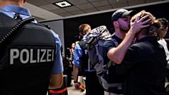 Heimkehrer aus Israel werden am Frankfurter Flughafen begrüßt.