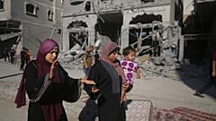 Civiles en el campo de refugiados de Rafah, en Gaza, tras un bombardeo israelí