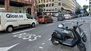 İsveç'in başkenti Stockholm'de bir cadde 