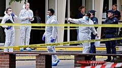 Des policiers français du service médico-légal devant le lycée Gambetta à Arras après qu'un homme armé d'un couteau a tué un enseignant 