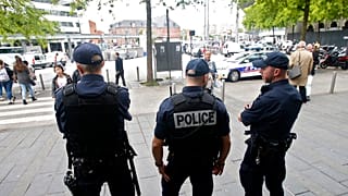 دورية ضابط شرطة بمدينة ليل في فرنسا