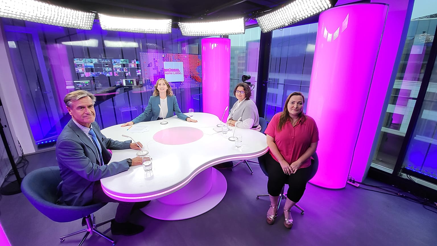 Méabh McMahon con Juan Fernando López Aguilar, Carmen Rengel y Teresa Küchler 