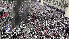 متظاهرون يحرقون الأعلام الإسرائيلية خلال مظاهرة في ساحة التحرير ببغداد في 13 أكتوبر، 2023