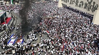 متظاهرون يحرقون الأعلام الإسرائيلية خلال مظاهرة في ساحة التحرير ببغداد في 13 أكتوبر، 2023