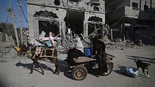 نازحون من مخيم رفح بعد القصف الإسرائيلي 