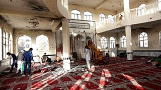 Afganistan'ın başkenti Kabil'de bir Şii Camisinde düzenlenen intihar saldırısı sonrası inceleme yapan görevliler (arşiv / 2017)