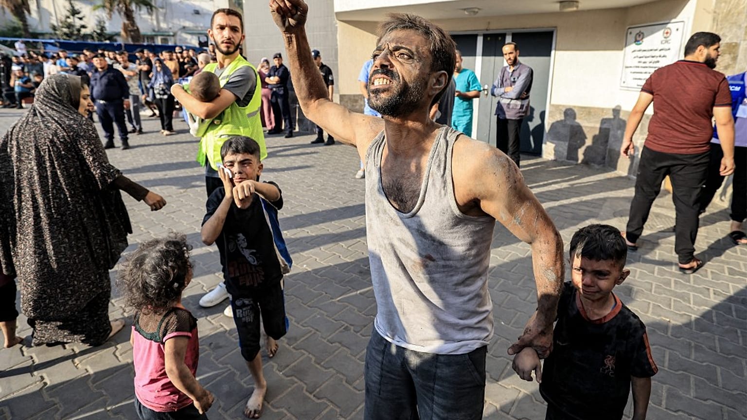 Bambini davanti all'ospedale di Al-Shifa a Gaza