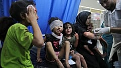 Palästinensische Kinder, die bei israelischen Angriffen verwundet wurden, wurden am 11. Oktober 2023, ins Shifa-Krankenhaus in Gaza-Stadt gebracht.