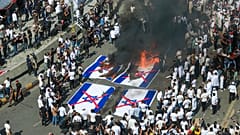 Irak'ın başkenti Tahrir Meydanı'nda on binlerce kişinin katıldığı gösteride İsrail bayrakları yakıldı