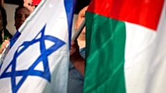 DATEI: Israelische linke Aktivisten halten israelische und palästinensische Flaggen, um die palästinensische UN-Bewerbung um den Status eines Beobachterstaates zu unterstützen, 29\. November 2012.