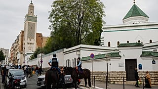 دورية للشرطة الفرنسية أمام المسجد الكبير في باريس أثناء صلاة ظهر الجمعة في باريس