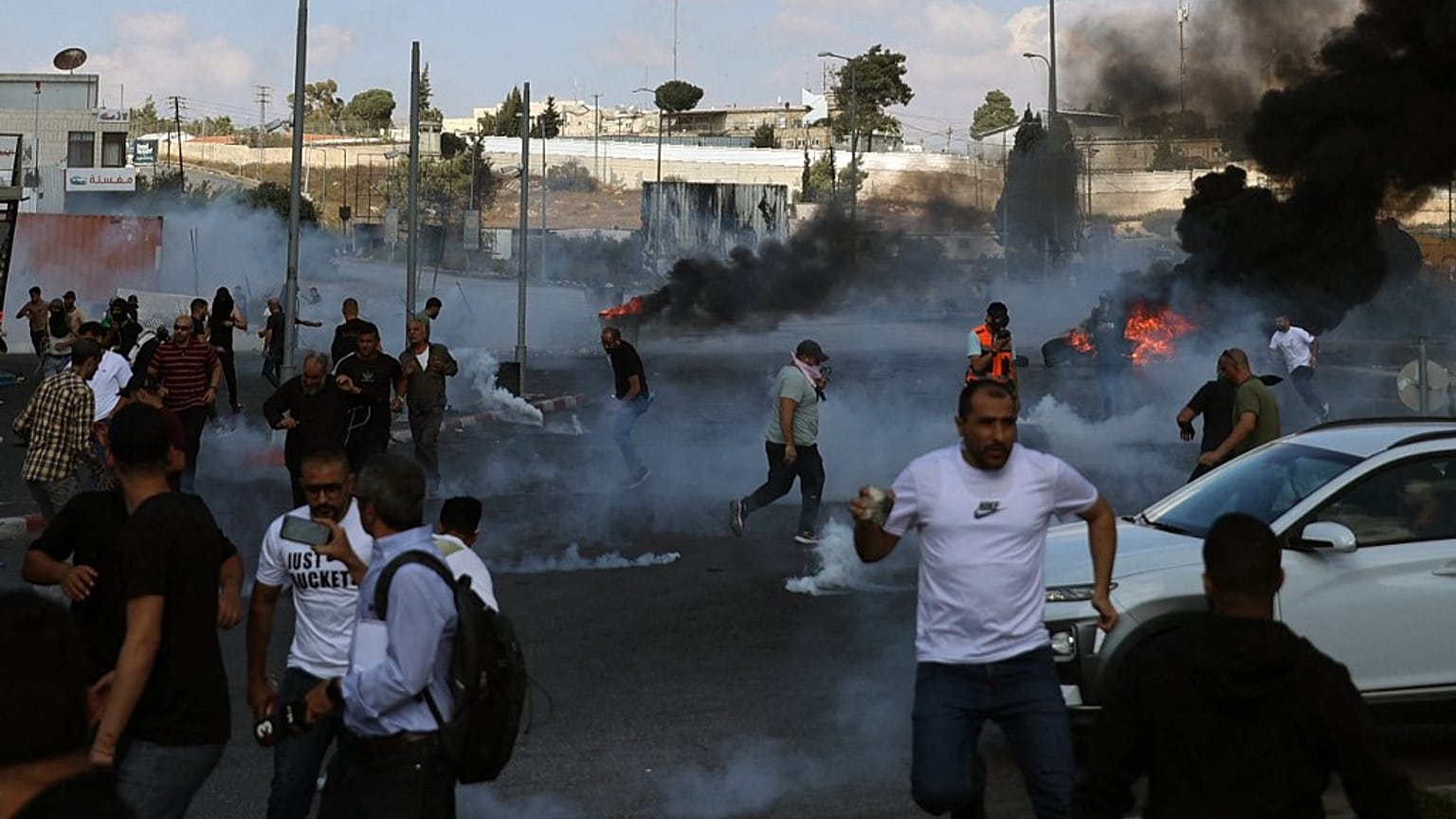 Palestinianos em confronto com as forças israelitas na Cisjordânia, 13 de outubro de 2023