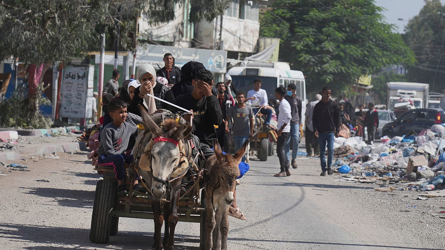 Gazatíes huyen del norte de Gaza tras la orden de evacuación inmediata de Israel