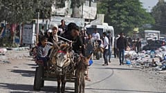Gazatíes huyen del norte de Gaza tras la orden de evacuación inmediata de Israel