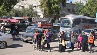 Gazze şeridinin kuzeyindeki tahliye emrine uyan Filistinliler araçlarla veya yaya olarak bölgeyi terk etmeye çalışıyor