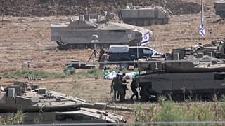 لحظة احتماء الجنود بالدبابة