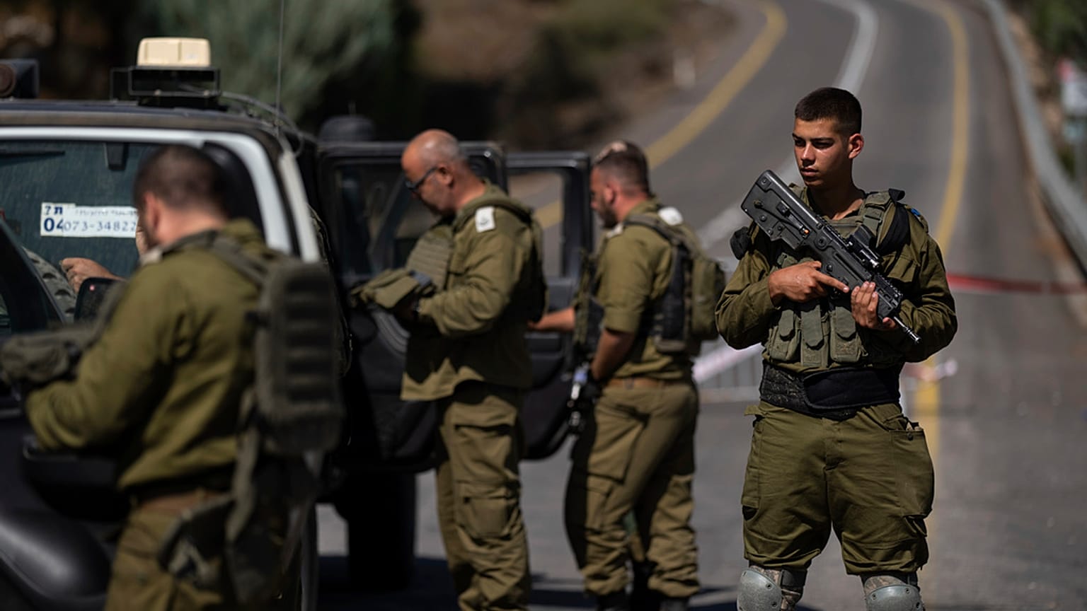 Israelische Soldaten bewachen einen Kontrollpunkt nahe der israelisch-libanesischen Grenze