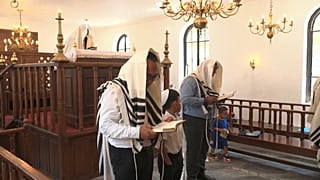من داخل المعبد اليهودي في توندانو