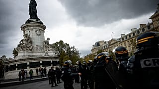 Agentes de policía montan guardia durante una concentración en solidaridad con el pueblo palestino en Gaza, en París, sábado 14 de octubre de 2023.