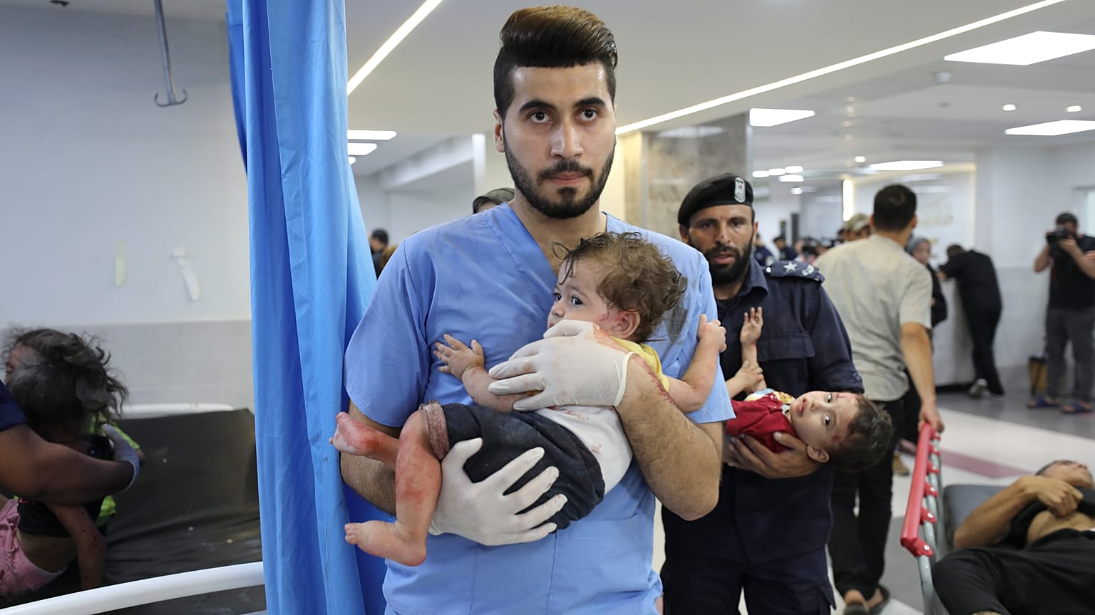 طفال مصاب في مستشفى الشفاء بغزة