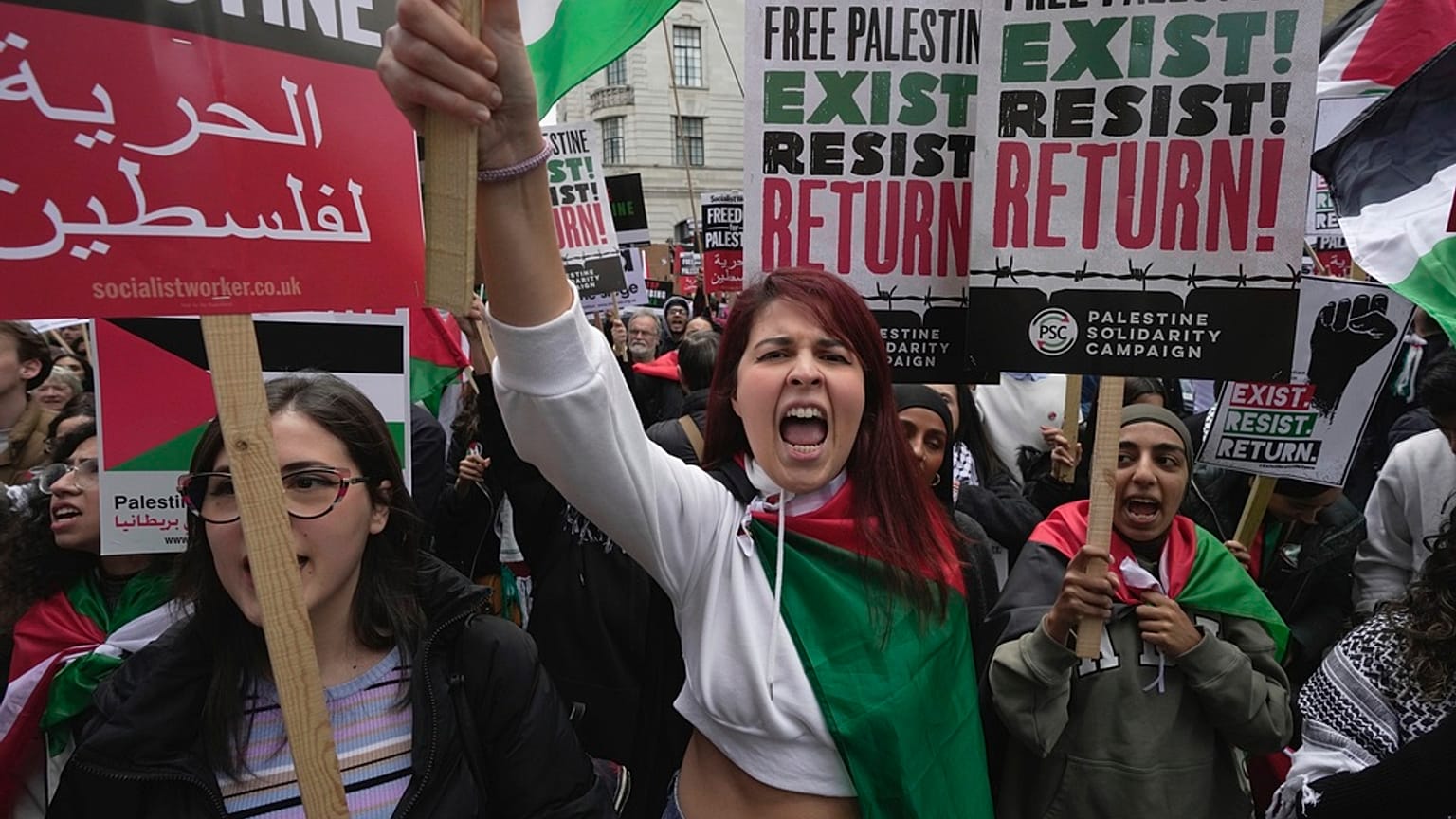 Protestocular 14 Ekim 2023 Cumartesi günü Londra'da Filistin yanlısı bir gösteriye katıldı.