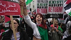 Protestocular 14 Ekim 2023 Cumartesi günü Londra'da Filistin yanlısı bir gösteriye katıldı.