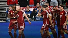 Sallai Roland (20) gólját ünneplik a magyar válogatott játékosai a Magyarország - Szerbia mérkőzésen a Puskás Arénában 2023. október 14-én.