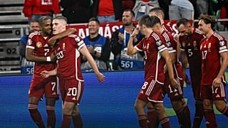 Sallai Roland (20) gólját ünneplik a magyar válogatott játékosai a Magyarország - Szerbia mérkőzésen a Puskás Arénában 2023. október 14-én.