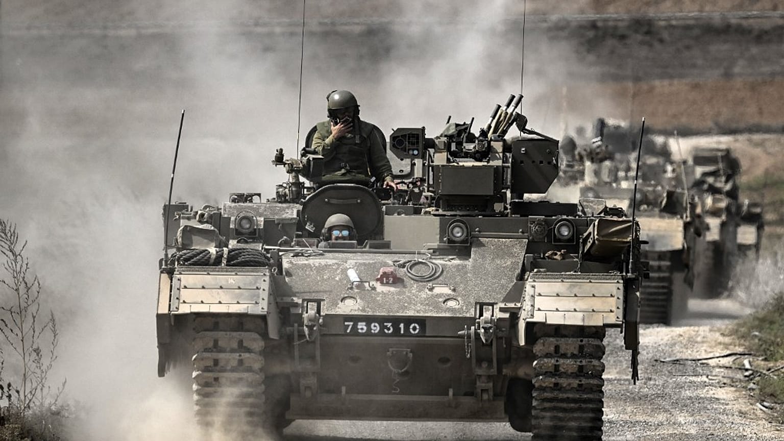 Blindados israelitas junto à fronteira com Gaza