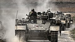 Blindados israelitas junto à fronteira com Gaza
