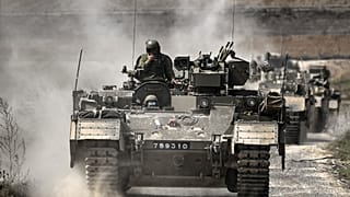 Blindados israelitas junto à fronteira com Gaza