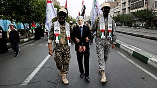 İran'da cuma günü düzenlenen Filistin'e destek gösterisinde Filistin ve Lübnanlı asker kılığındaki Besiç güçlerinin İsrail Baibakanı Netanyahu'yu tutuklandığı temsil edildi