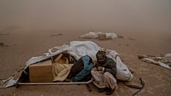 Menschen schlafen seit Tagen im Freien - aus Angst vor neuen Beben.
