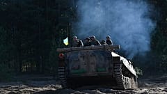 Военнослужащие 1-ой президентской бригады Украины «Буревой» едут на БТР во время учений в Черниговской области 13 октября 2023 года, перед отправкой на фронт