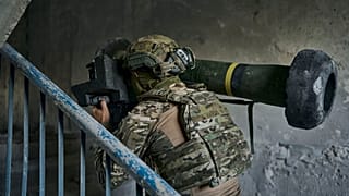 Ουκρανός στρατιώτης κρατά έναν αντιαρματικό πύραυλο στη θέση του στην Avdiivka, στην περιοχή Ντόνετσκ, Ουκρανία, Παρασκευή, 18 Αυγούστου 2023