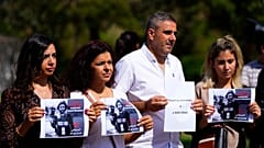 صحفيون لبنانيون يحملون صور مصور فيديو رويترز عصام عبد الله الذي قُتل في قصف إسرائيلي خلال احتجاج أمام مقر الأمم المتحدة في بيروت، لبنان، الأحد 15 أكتوبر 2023.