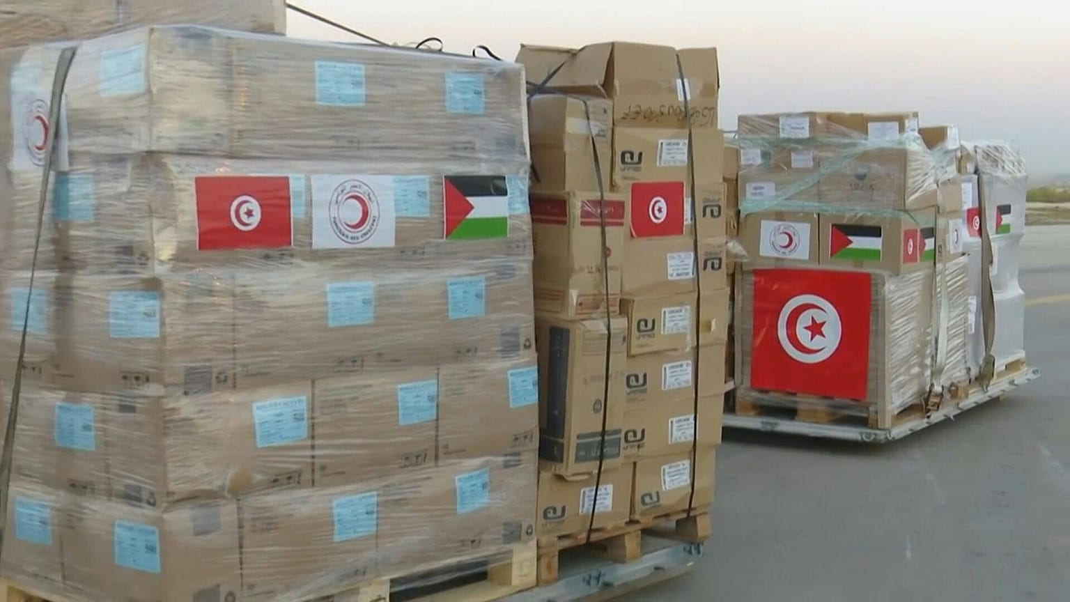 أول شحنة مساعدات من تونس إلى غزة