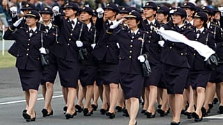 Japonya Öz Savunma Kuvvetleri'ne (Japon ordusu) mensup kadın askerler geçit töreninde yürürken