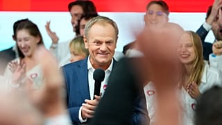 Donald Tusk, ancien premier ministre polonais, s'adressant à ses partisans au siège de son parti à Varsovie, Pologne, 15 octobre 2023